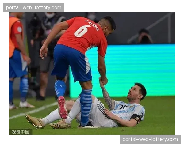 镜头:西蒙尼跪地庆祝,与助手激情相拥