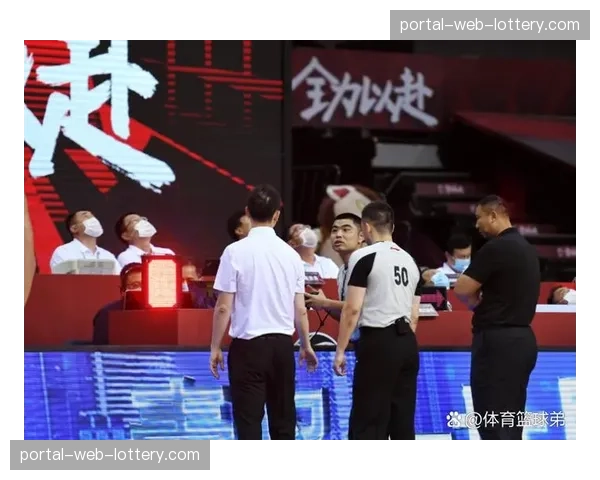 比赛因球迷向场内投掷杂物暂停十分钟,主裁警告可能取消比赛