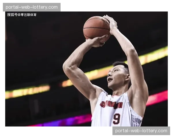 特写:老将易建联赛后加练投篮,汗水浸透“9号”训练服