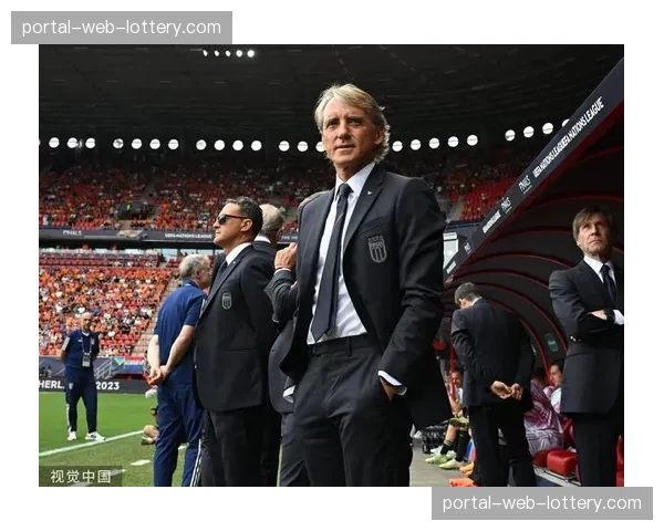 前意大利国家队主帅曼奇尼现身看台，考察意甲新星