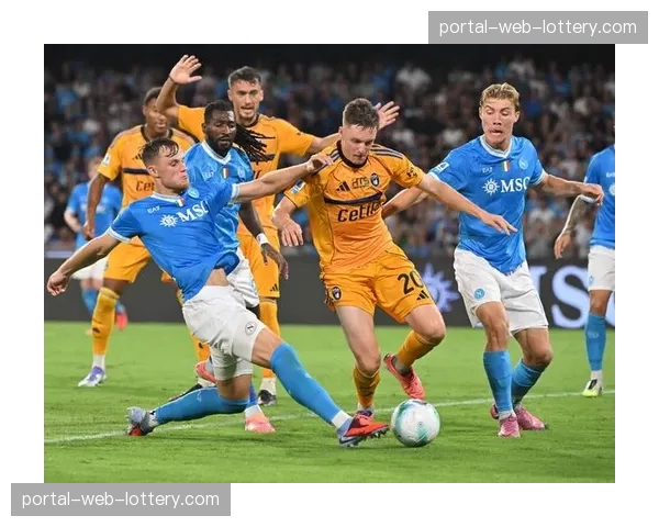 现场：萨索洛球员因不满判罚与裁判激烈理论，比赛中断五分钟